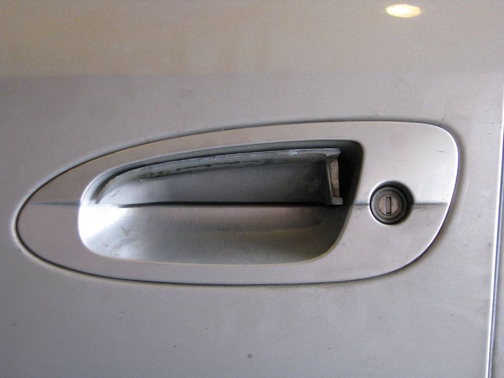 How to replace door handle on 2003 nissan altima #2